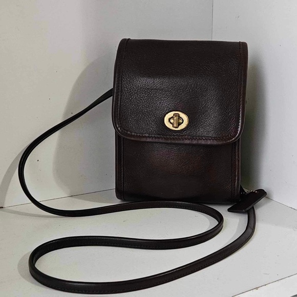 Coach Legacy bucket Gold Leather Shoulder bag ,top flap turnluck Closure - Picture 6 of 9